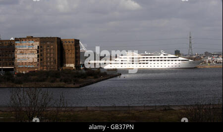 Das schwimmende Hotel Sunborn, an seinem ehemaligen Ankerplatz, an den verleerten Millennium Mills von Spiller, in den Londoner Docklands. Stockfoto