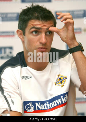 Der nordirische Kapitän Aaron Hughes bei einer Pressekonferenz vor dem Spiel im Hilton Hotel, Templepatrick. Stockfoto