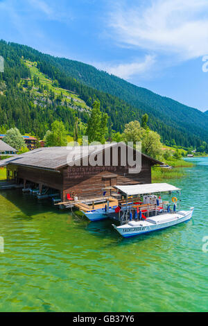 WEIßENSEE, Österreich - 6. Juli 2015: Holzboot Haus im alpinen Dorf am Ufer des Weißensee im Sommerlandschaft von A Stockfoto