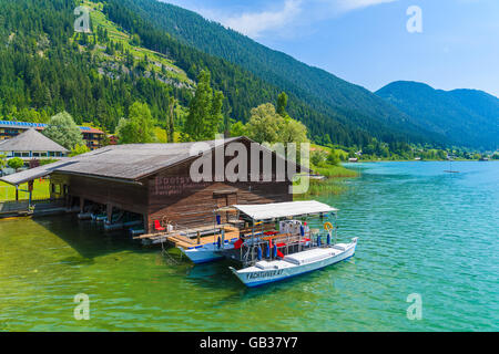 WEIßENSEE, Österreich - 6. Juli 2015: Holzboot Haus im alpinen Dorf am Ufer des Weißensee im Sommerlandschaft von A Stockfoto