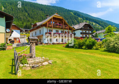Traditionelle alpine Häuser in kleinen Dorf am Ufer des Weißensee, Österreich Stockfoto