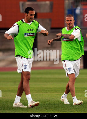 Englands Rio Ferdinand (links) und David Beckham (rechts) beim Training im Stadion Maksimirl, Zagreb, Kroatien. Stockfoto