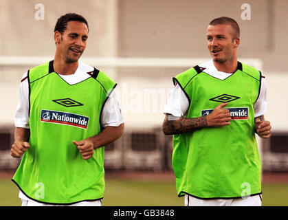 Englands Rio Ferdinand (links) und David Beckham (rechts) beim Training im Stadion Maksimirl, Zagreb, Kroatien. Stockfoto