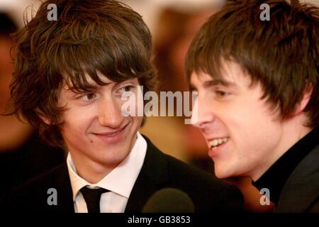 Alex Turner und Miles Kane (rechts) von The Last Shadow Puppets kommen für den Nationwide Mercury Prize im Grosvenor House, Park Lane an. Stockfoto