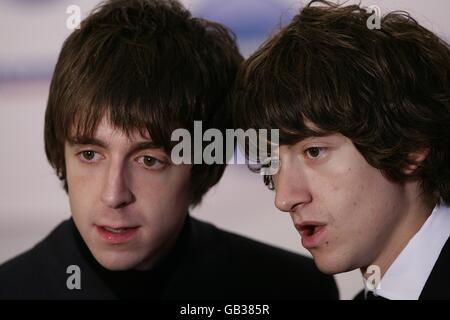 Alex Turner und Miles Kane (rechts) von The Last Shadow Puppets kommen für den Nationwide Mercury Prize im Grosvenor House, Park Lane an. Stockfoto