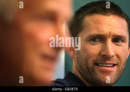 Kapitän Robbie Keane, Republik Irland, blickt auf den Cheftrainer der Republik Irland, Giovanni Trapattoniat, während einer Pressekonferenz im City Stadium, Podgorica, Montenegro, vor der Qualifikation für die Weltmeisterschaft 2010 in Montenegro gegen Irland. Stockfoto