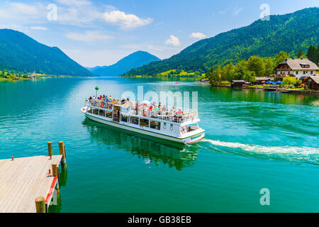 WEIßENSEE, Österreich - 6. Juli 2015: Tourist Boot "Weissensee" für eine Fahrt rund um Weißensee im Sommer si abfliegen Stockfoto