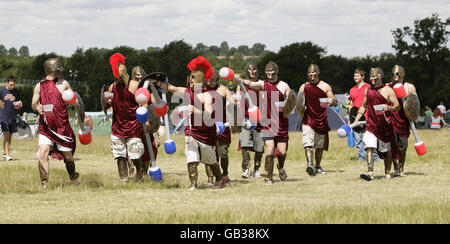 V Festival 2008 - Essex. Festivalbesucher auf dem Campingplatz am Vorabend des V Festivals in Chelmsford, Essex, Stockfoto