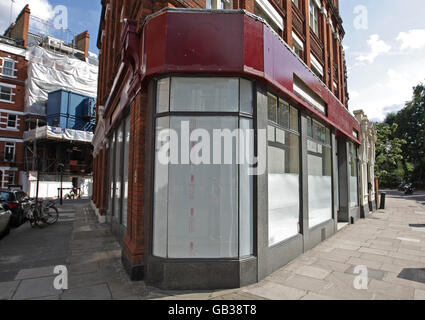 Allgemeine Ansicht der ehemaligen Büros der Immobilienmakler Kinleigh, Folkard & Hayward, 251 Brompton Road, Chelsea, London. Stockfoto