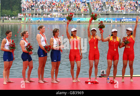 Großbritannien (von links) Annie Vernon, Debbie Flood, Frances Houghton und Katherine Grainger stehen mit den Silbermedaillen, die sie bei den Frauen-Vierfach-Sculls im Shunyi Ruder-Kanusport-Park während der Olympischen Spiele 2008 in Peking, China, gewonnen haben. Stockfoto