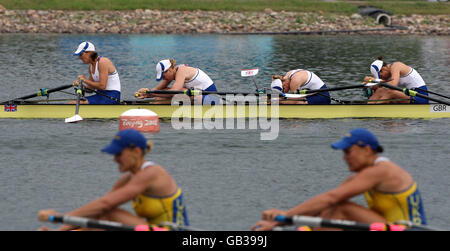 Die Großbritanniens (von links) Katherine Graringer Frances Houghton, Debbie Flood und Annie Vernon reagieren, nachdem sie während der Olympischen Spiele 2008 in Peking Silber in den Vierfach-Schädeln der Frauen im Shunyi Olympic Ruder-Kanusport-Park gewonnen haben. Stockfoto