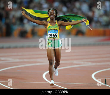 Shelly-Ann Fraser aus Jamaika feiert den Gewinn des 100-m-Finales der Frauen im Nationalstadion während der Olympischen Spiele 2008 in Peking in China. Stockfoto