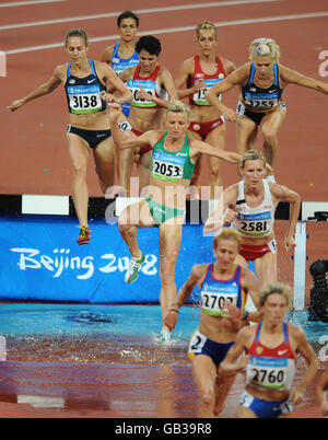 Die Irin Roisin McGettigan (2053) in Aktion beim 3000m Steeplechase Finale der Frauen im Nationalstadion während der Olympischen Spiele in Peking 2008 in China. Stockfoto