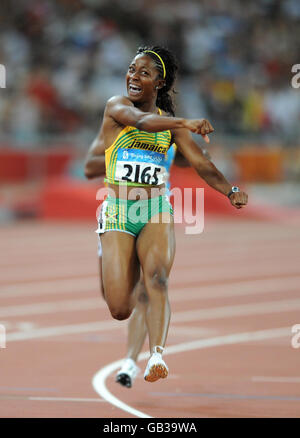 Shelly-Ann Fraser aus Jamaika feiert den Gewinn des 100-m-Finales der Frauen im Nationalstadion während der Olympischen Spiele 2008 in Peking in China. Stockfoto