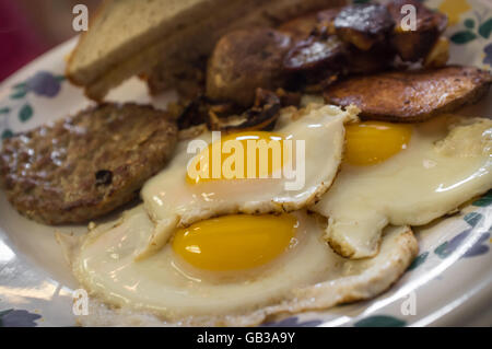 Wurst Eiern und Bratkartoffeln amerikanischen herzhaftes Frühstück Stockfoto