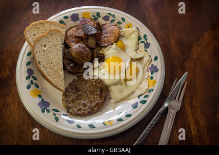 Wurst Eiern und Bratkartoffeln amerikanischen herzhaftes Frühstück Stockfoto