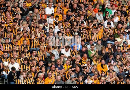 Fußball - Barclays Premier League - Hull City gegen Fulham - KC Stadium. Hull City Fans, die während des Spiels auf der Tribüne stehen. Stockfoto