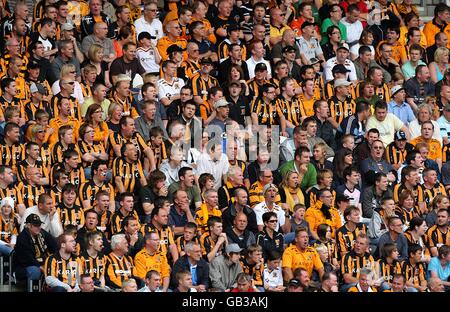 Fußball - Barclays Premier League - Hull City gegen Fulham - KC Stadium. Hull City Fans, die während des Spiels auf der Tribüne stehen. Stockfoto