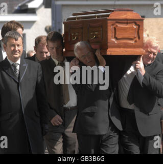 Die Trauernden verlassen die Aghadowey Presbyterian Church nach der Beerdigung des 45-jährig verstorbenen Topspringers Stephen Moore, der nach einem Herzinfarkt starb. Stockfoto