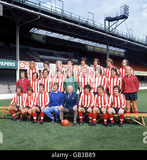 Southampton-Kader 1973-74: (Back Row, l-r) Billy Beaney, Alisdair McLeod, Joe Kirkup, John McGrath, Paul Bennett, Bob McCarthy, Wayne Talkes, Gerry O'Brien; (mittlere Reihe, l-r) Physio Don Taylor, Tony Byrne, David Walker, Paul Gilchrist, Eric Martin, Jim Steele, Mick Mills, George Horsefall Trainer; (Front Row, l-r) Terry Spinner, Bobby Stokes, Terry Paine, Assistant Manager Lawrie McMenemy, Manager Ted Bates, Hugh Fisher, Brian O'Neil, Francis Burns Stockfoto