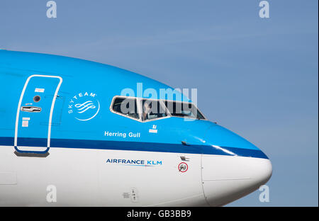 Amsterdam, Niederlande - 11 Maart 2015 nur der Start- und Landebahn, die Boeing 737-800 mit einer winkenden Pilot im Cockpit. Stockfoto