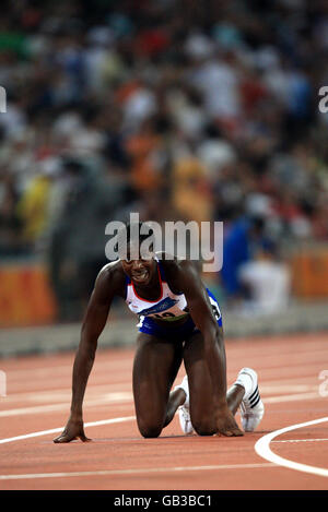 Olympische Spiele - Olympische Spiele In Peking 2008 - Tag Eleven. Christine Ohuruogu reagiert, nachdem sie bei den Olympischen Spielen in Peking 2008 in China in den 400 Metern der Frauen im Nationalstadion Gold gewonnen hatte. Stockfoto