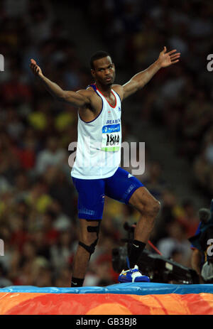 Die britische Germaine Mason feiert im Rahmen der Olympischen Spiele 2008 in Peking einen erfolgreichen Sprung im Hochsprung-Wettbewerb im Nationalstadion in Peking. Stockfoto