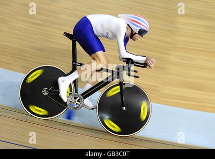 Der Großbritanniens Bradley Wiggins tritt am 7. Tag der Olympischen Spiele 2008 in Peking beim Men's Individual Pursuit Qualifying im Laoshan Velodrome an. Stockfoto