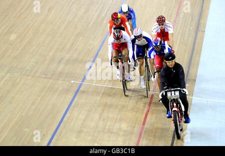 Das Derny führt Radfahrer während der Track Cycling Men's Keirin Veranstaltung im Laoshan Velodrome am 8. Tag der 2008 Olympische Spiele in Peking.2 Stockfoto