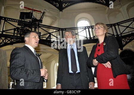 Die Ministerin für soziale Entwicklung Margaret Ritchie und der Schattenminister Owen Paterson (Mitte) werden vom Direktor der North Belfast Community Action Unit, Tim Losty (links), um das ehemalige Gefängnis Crumlin Road Gaol herum gezeigt. Der Besuch war Teil einer Tour durch eine Reihe von Wohnungsbauvorhaben in Nordirland während seines eintägigen Besuchs. Stockfoto