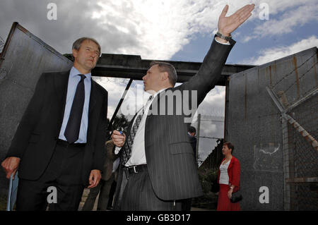 Der Schattenstaatssekretär Owen Pherson (links) wird vom Direktor der North Belfast Community Action Unit, Tim Losty, um das ehemalige Gefängnis Crumlin Road Gaol herum gezeigt. Der Besuch war Teil einer Tour durch eine Reihe von Wohnungsbauvorhaben in Nordirland während seines eintägigen Besuchs. Stockfoto