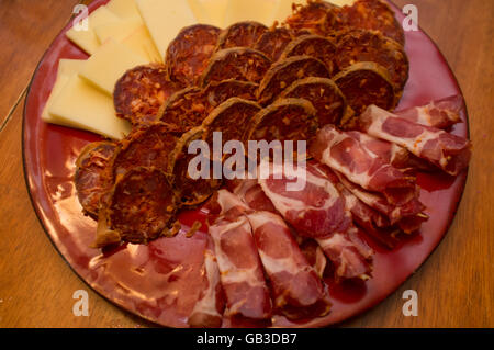 Salami Schinken Servierplatte Käseplatte für House-Party-Gäste Stockfoto