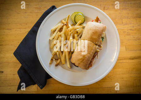 Grilled chicken Panini mit knusprigen Pommes frites Stockfoto