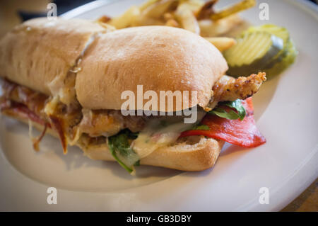 Grilled chicken Panini mit knusprigen Pommes frites Stockfoto