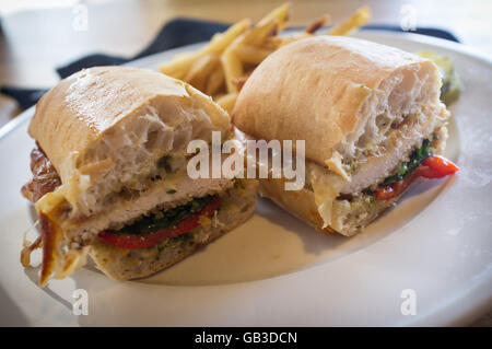 Grilled chicken Panini mit knusprigen Pommes frites Stockfoto