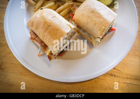 Grilled chicken Panini mit knusprigen Pommes frites Stockfoto