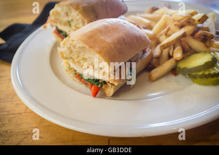 Grilled chicken Panini mit knusprigen Pommes frites Stockfoto