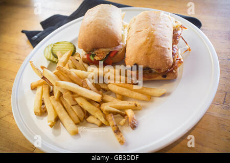 Grilled chicken Panini mit knusprigen Pommes frites Stockfoto