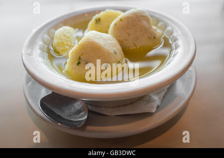 Köstliche Matzoh Ball Suppe jüdische traditionelle Küche Stockfoto