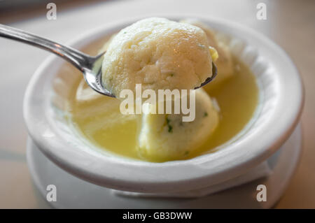 Köstliche Matzoh Ball Suppe jüdische traditionelle Küche Stockfoto