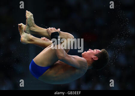 Der britische Tom Daley während eines Tauchgangs im Halbfinale der 10-Meter-Plattform für Männer im National Aquatics Center während der Olympischen Spiele 2008 in Peking, China. Stockfoto