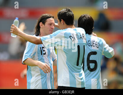 Argentiniens Angel Di Maria feiert mit Lionel Messi nach dem Tor Das Siegtreffer gegen Nigeria im Männer-Fußball-Wettbewerb Im Nationalstadion von Peking Stockfoto