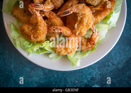 Große Portion Popcorn Shrimp Tempura Vorspeise auf Salatbett Stockfoto