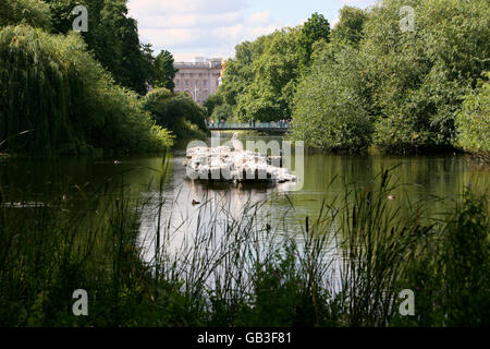 Parks und Freiflächen - St Jame's Park - London. Am Wochenende der Bankfeiertage scheint die Sonne auf dem Buckingham Palace und dem St James's Park im Zentrum von London. Stockfoto