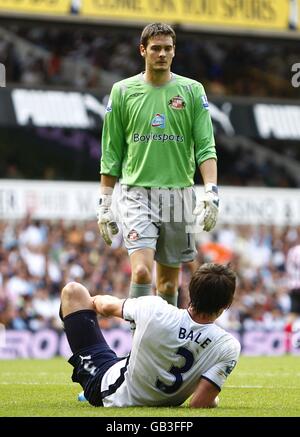 Fußball - Barclays Premier League - Tottenham Hotspur gegen Sunderland - White Hart Lane. Sunderlands Torwart Craig Gordon geht rüber, um den Gareth Bale von Tottenham Hotspur zu sehen, der nach einer Kollision auf dem Spielfeld liegt Stockfoto