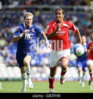 Garry O'Connor (links) von Birmingham City und Dennis Souza von Barnsley kämpfen während des Coca-Cola Football Championship-Spiels in St. Andrews, Birmingham, um den Ball. Stockfoto