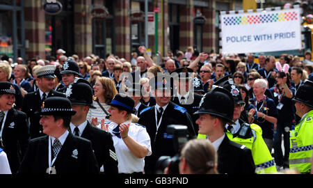 Polizisten gehen Deansgate während der alljährlichen Gay Pride Parade in Manchester entlang. Stockfoto