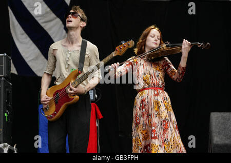 Neil Wilkinson (links) und Abi Fry von British Sea Power treten am zweiten Tag des Reading Festivals 2008 in Bekshire auf. Stockfoto