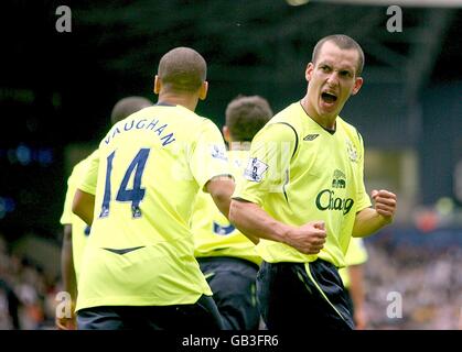 Leon Osman von Everton (rechts) feiert das Tor zum ersten Tor Stockfoto