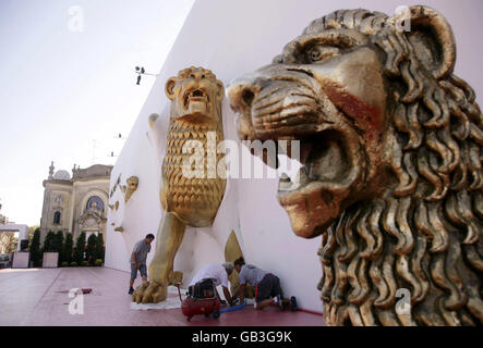 Die Fassade des Palazzo del Cinema am Lido von Venedig, Italien, wird vor dem 65. Filmfestival von Venedig mit dem letzten Schliff gestaltet. Stockfoto